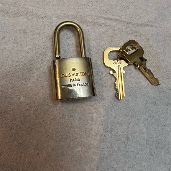 Louis Vuitton lock and keys - Picture 7 of 12